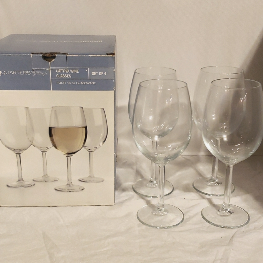 WINE GLASSES. Set of 4.